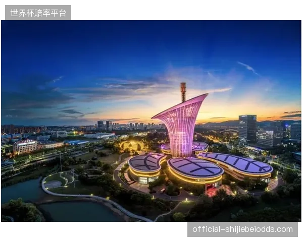 为一场比赛奔赴一座城”的宣传，掩盖不了跨城交通接驳混乱、住宿餐饮服务不足的运营短板
